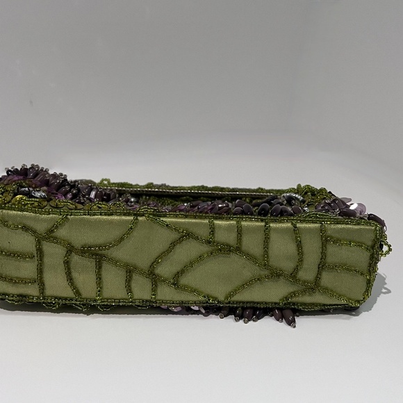 Vintage beaded bag with spring-loaded closure! Gorgeous bag! - Picture 7 of 10